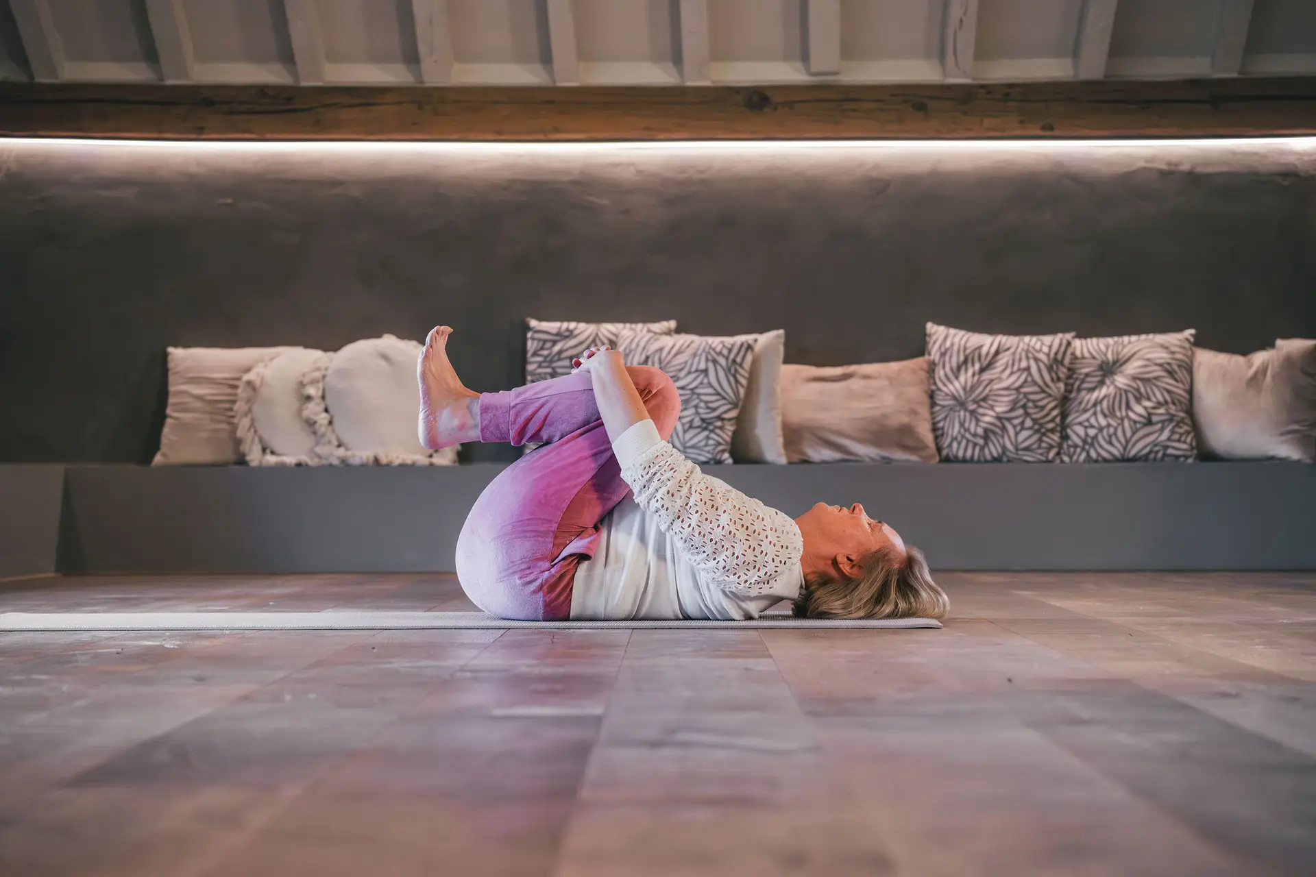 Anja Van Damme in een liggende yogahouding