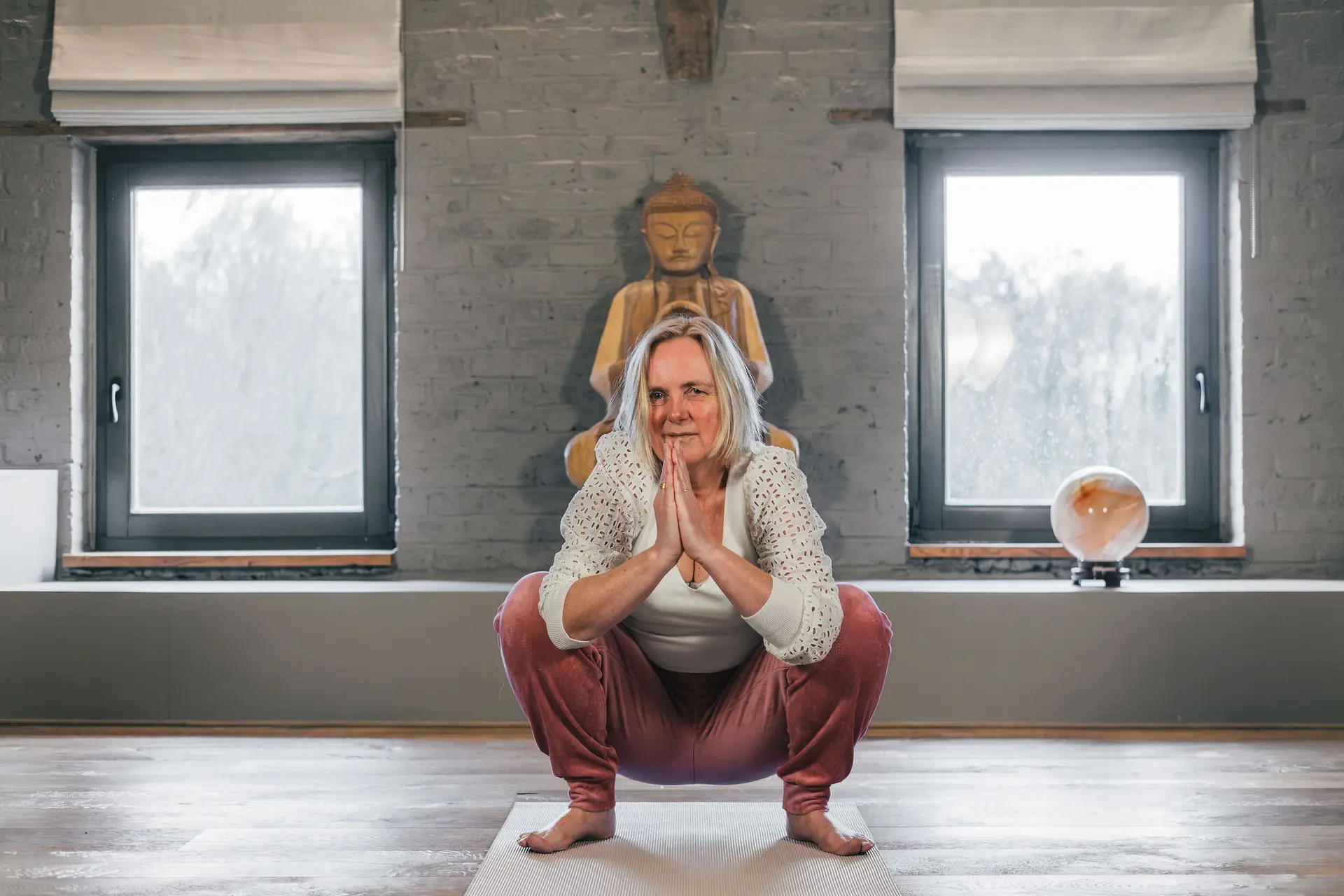 Anja Van Damme in een diepe yogasquat