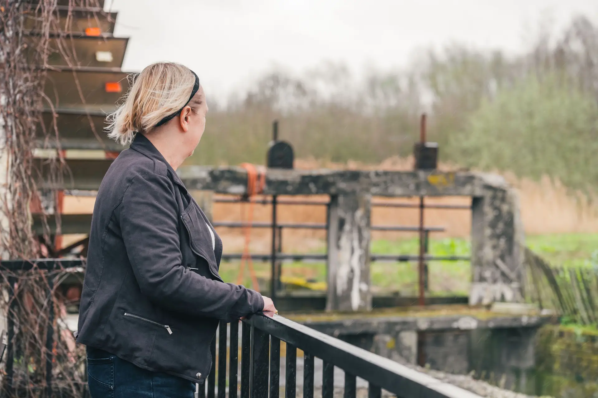 Anja Van Damme bij een watermolen in de natuur