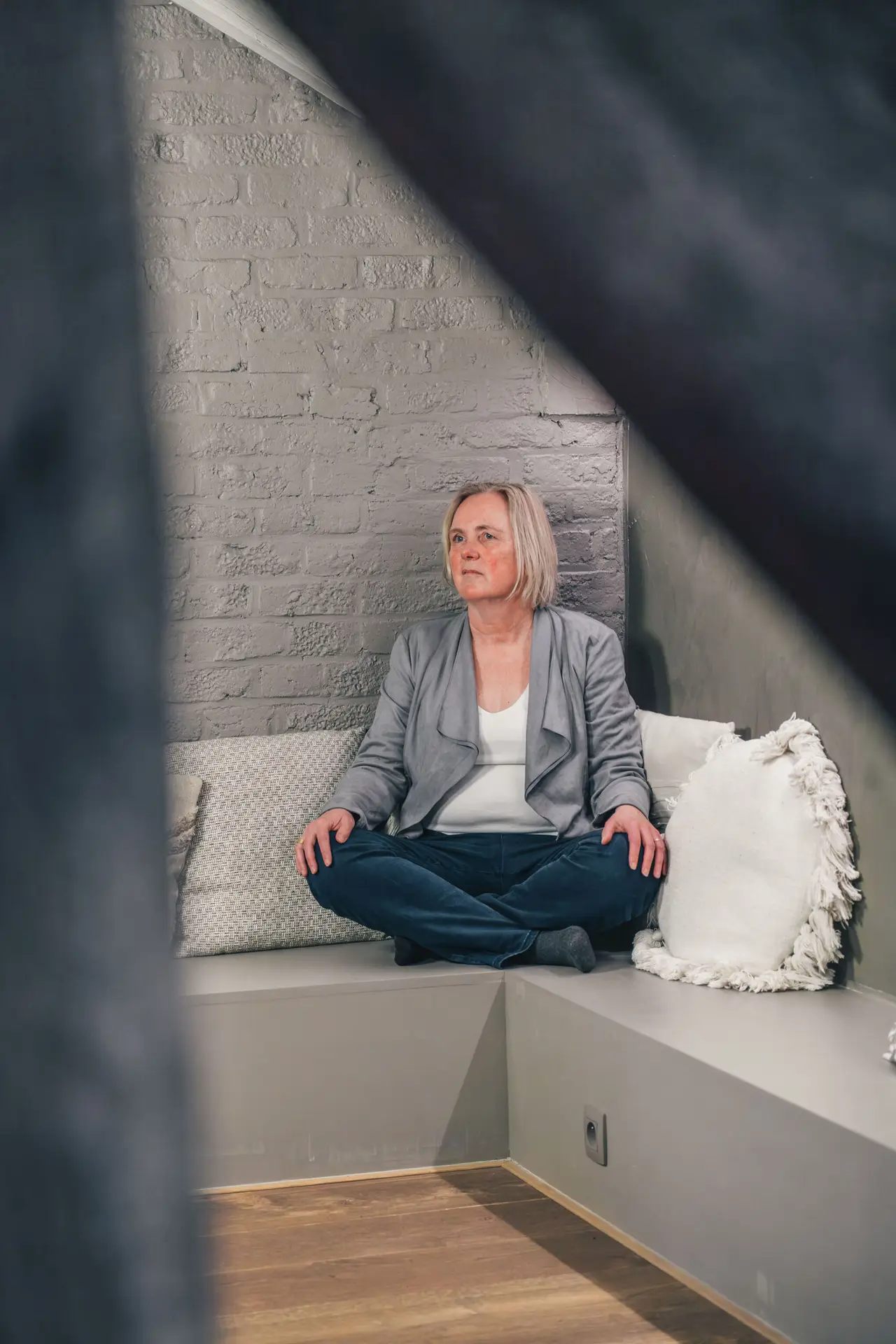 Anja Van Damme mediteert in een rustige nis