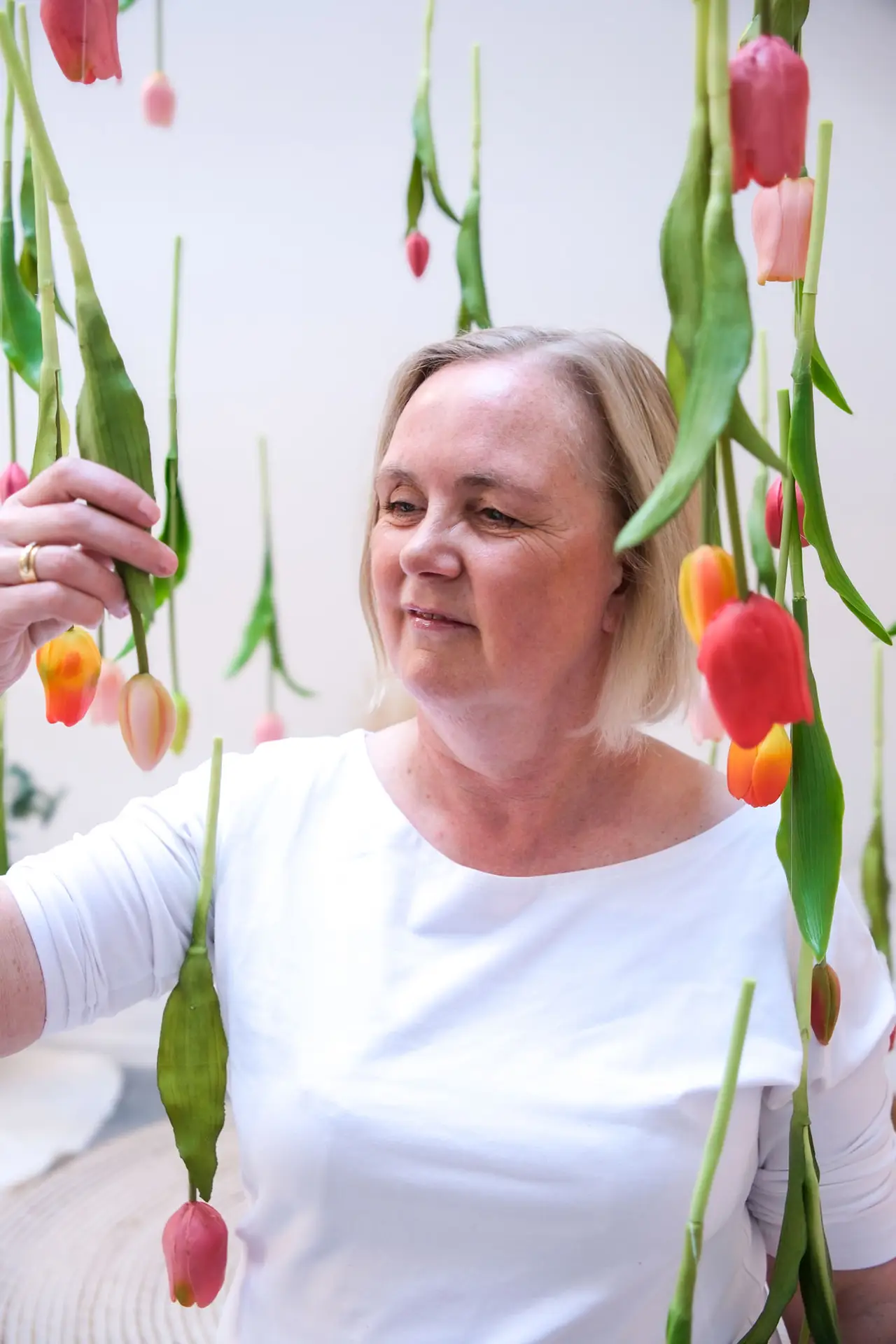 Anja Van Damme kijkt naar hangende tulpen