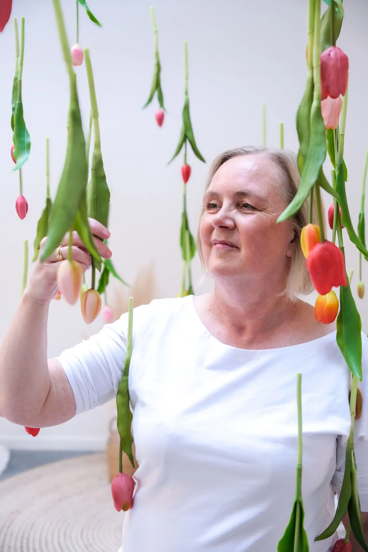 Anja Van Damme tussen hangende tulpen